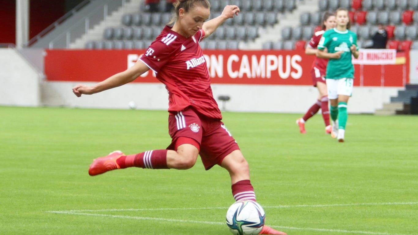 Bayern-Kapitänin Lina Magull am Ball (Symbolbild): Die Fußballerinnen von Meister Bayern München haben sich souverän an die Tabellenspitze gesetzt.