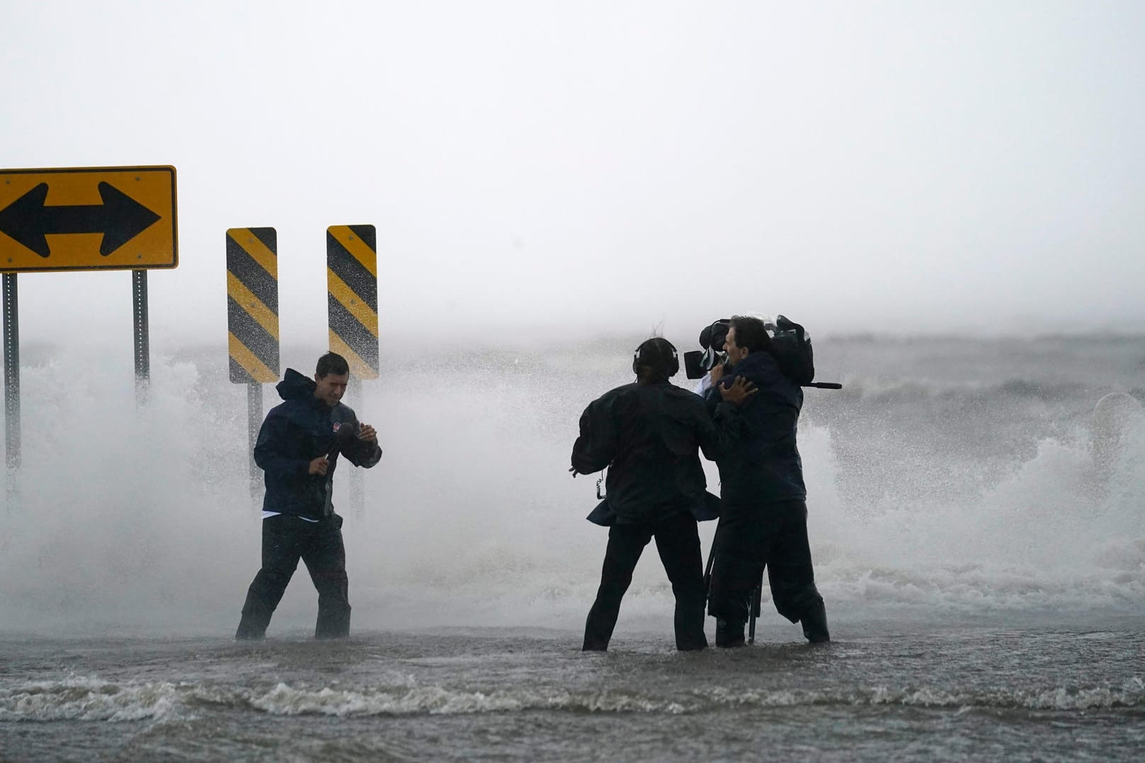 Ein Nachrichtenteam steht im Wasser des Lake Pontchartrains im US-Bundesstaat Louisiana: Der Hurrikan "Ida" hat den Bundesstaat im Süden des Landes erreicht.