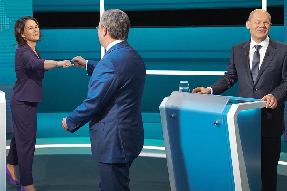 Armin Laschet (CDU) begrüßt Annalena Baerbock (Grüne), Olaf Scholz (SPD) amüsiert sich: Das erste Triell ist vorbei.