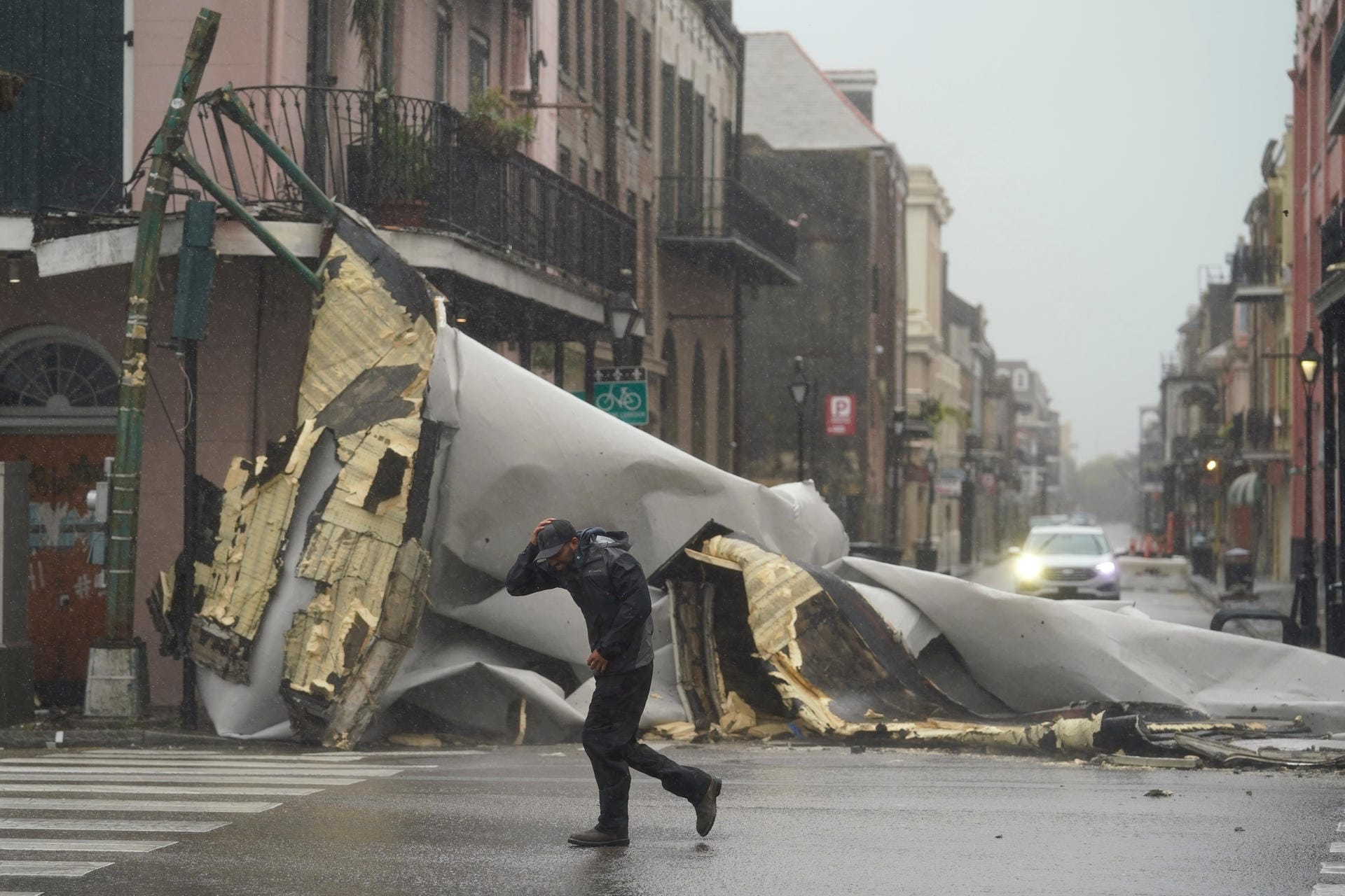 Ein Mann geht an einem Teil des Daches vorbei, das durch den Hurrikan Ida von einem Gebäude im French Quarter weggeblasen wurde.