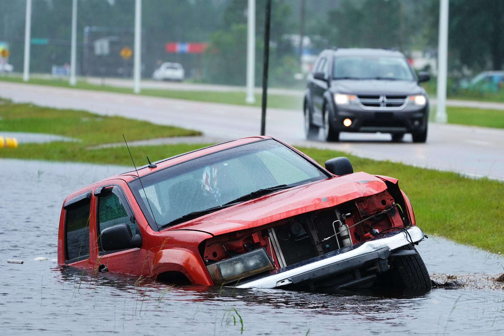 Ein verlassenes Auto schwimmt in den Fluten in Bay Saint Louis. Der Sturm hat große Wassermassen mit sich gebracht.