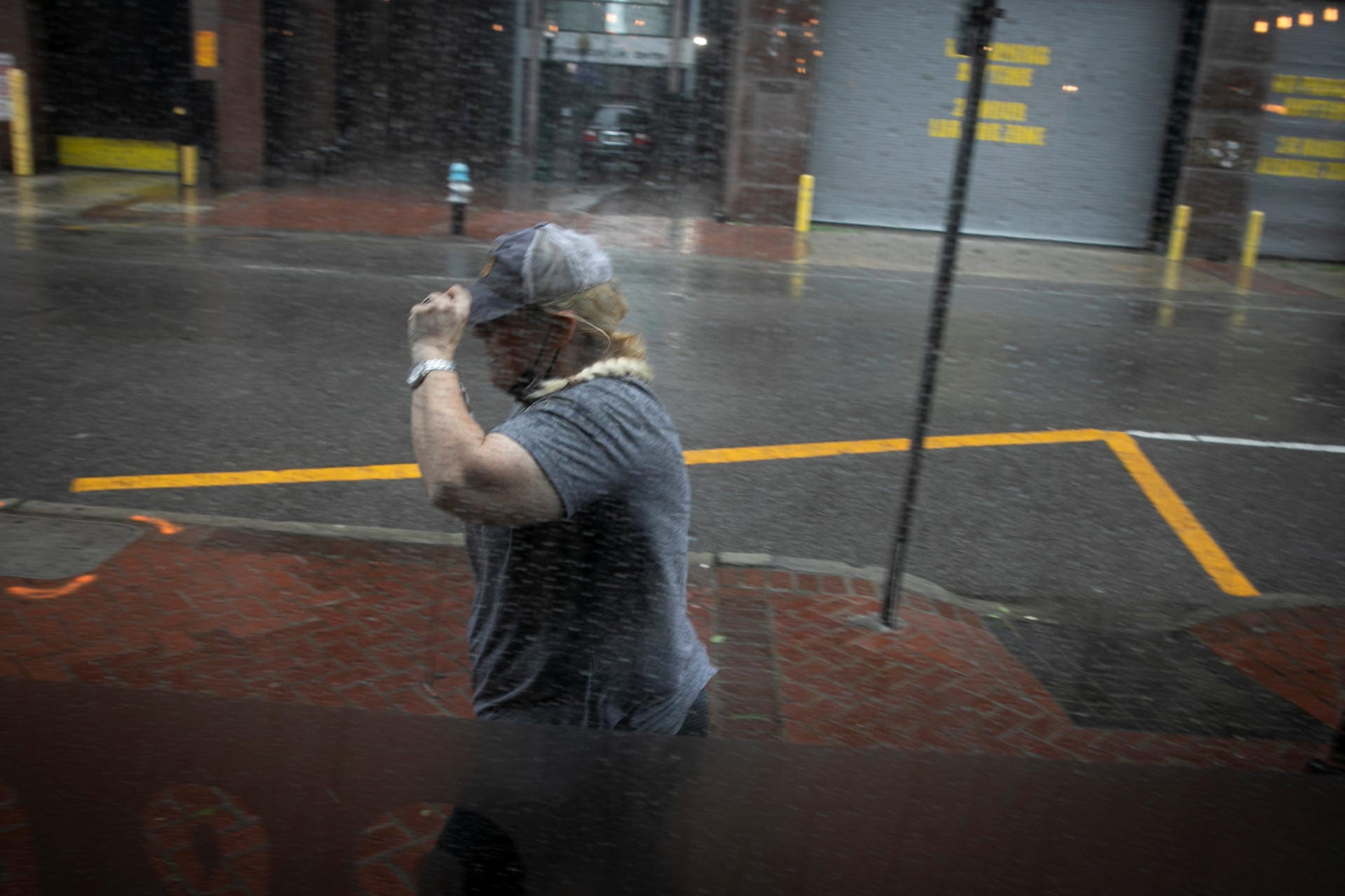 Eine Frau läuft durch den Regen in New Orleans.