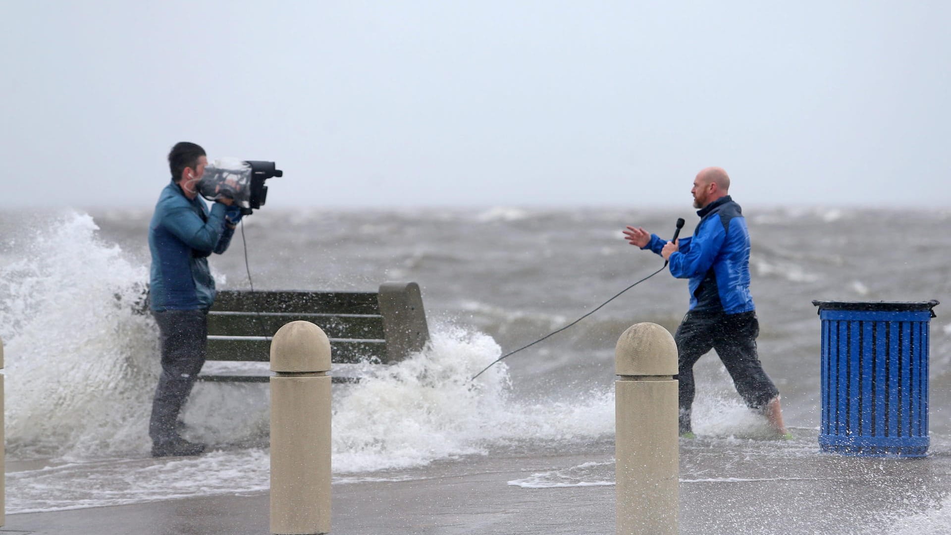 Ein Kamerateam filmt am Lake Pontchartrain im hohen Wasser.