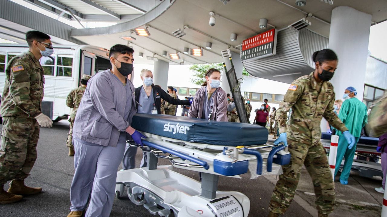 Soldaten und medizinisches Personal des US-Militärs bereiten sich in Landstuhl darauf vor, Opfer von einer der Explosionen in der Nähe des Flughafens Kabul zu versorgen.