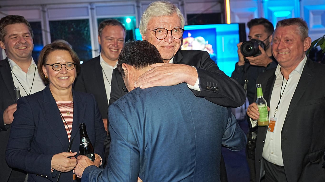 Nach überstandener Debatte lässt sich Armin Laschet vom hessischen Ministerpräsidenten Volker Bouffier umarmen.