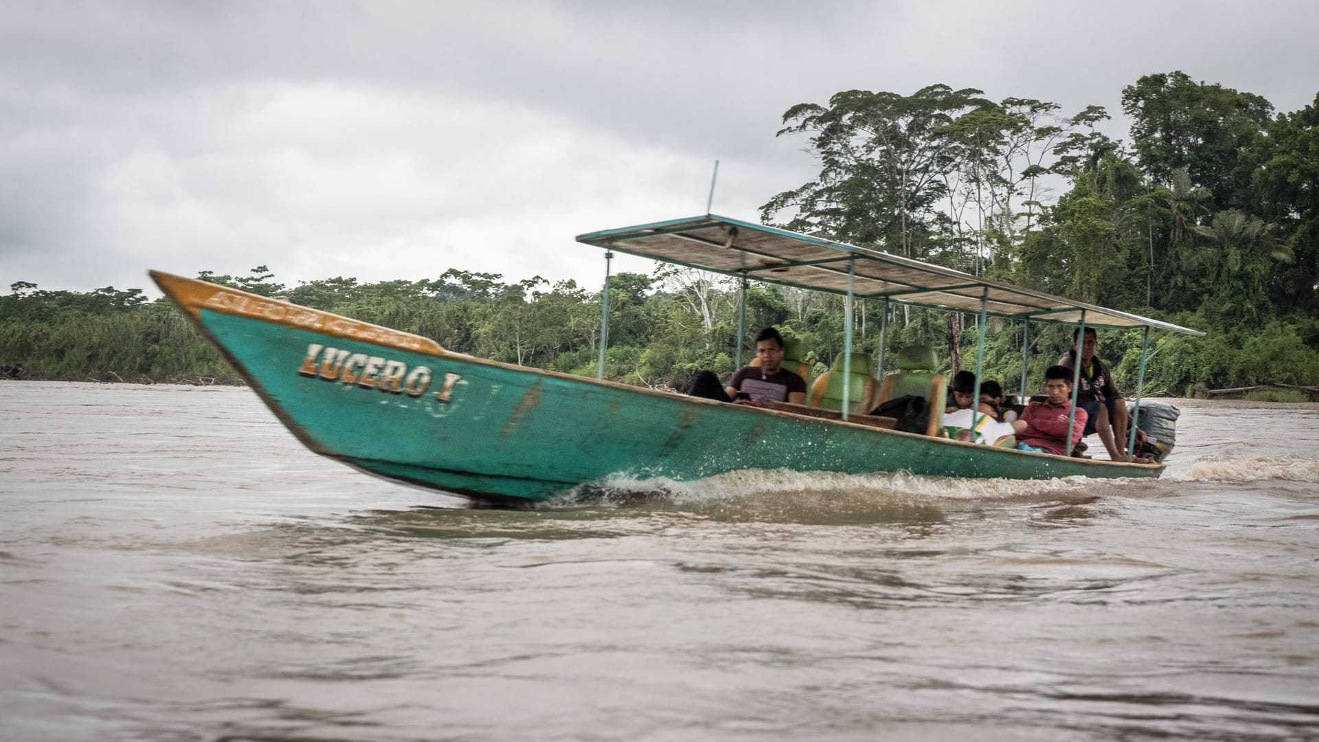 Ein Boot fährt über den Madre De Rios Fluss in Peru (Symbolbild). Bei einem Zusammenstoß zweier Schiffe im Amazonasgebiet kamen viele Menschen ums Leben. Ein Boot fährt über den Madre De Rios Fluss in Peru (Symbolbild). Bei einem Zusammenstoß zweier Schiffe im Amazonasgebiet kamen viele Menschen ums Leben.