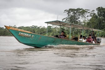 Ein Boot fährt über den Madre De Rios Fluss in Peru (Symbolbild). Bei einem Zusammenstoß zweier Schiffe im Amazonasgebiet kamen viele Menschen ums Leben.
