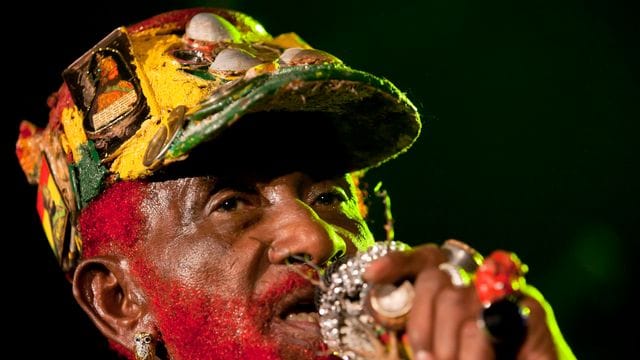 Lee "Scratch" Perry bei einem Auftritt in Budapest 2011.