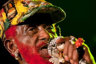 Lee "Scratch" Perry singt bei einem Festival in Budapest (Archivbild). Jetzt ist der Reggae-Sänger in Jamaika gestorben.