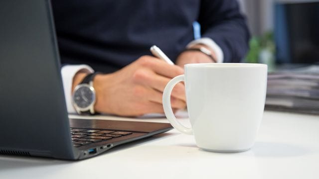 Manche Arbeitgeber stellen der Belegschaft kostenfrei Getränke zur Verfügung.