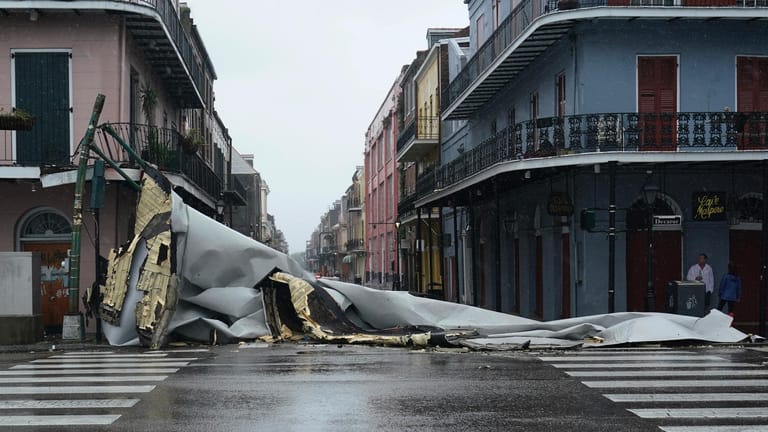 Ein Teil eines Daches wurde im French Quarter in New Orleans vom Sturm auf die Straße gefegt.