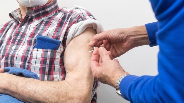 Hochbetagte haben nach der ersten Impfserie häufig eine geringere Immunität gegen das Coronavirus aufgebaut als Jüngere - darum raten Fachleute ihnen zur Auffrischung.