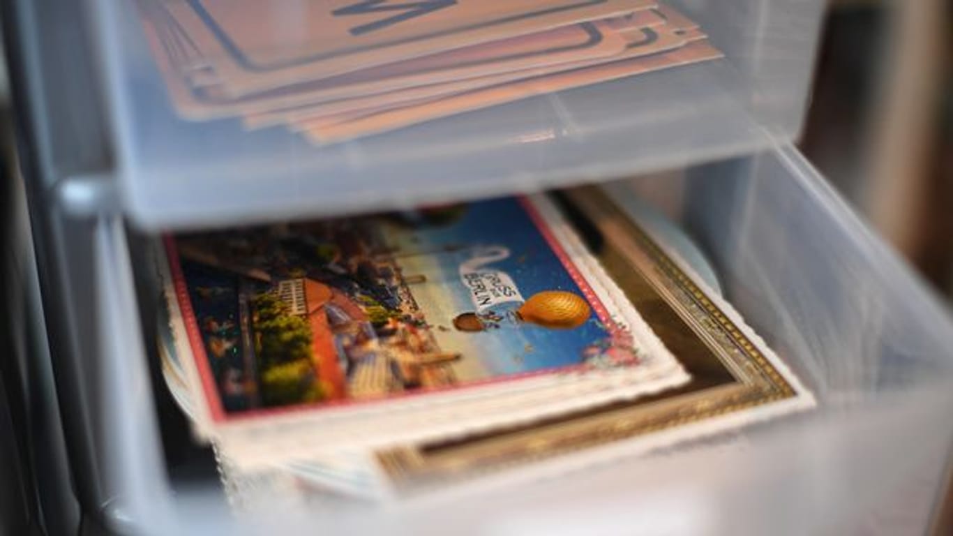 Erinnerungen auf Papier: Viele heben sich Postkarten und Briefe auf - manche bugsieren sie aber auch direkt in den Mülleimer.