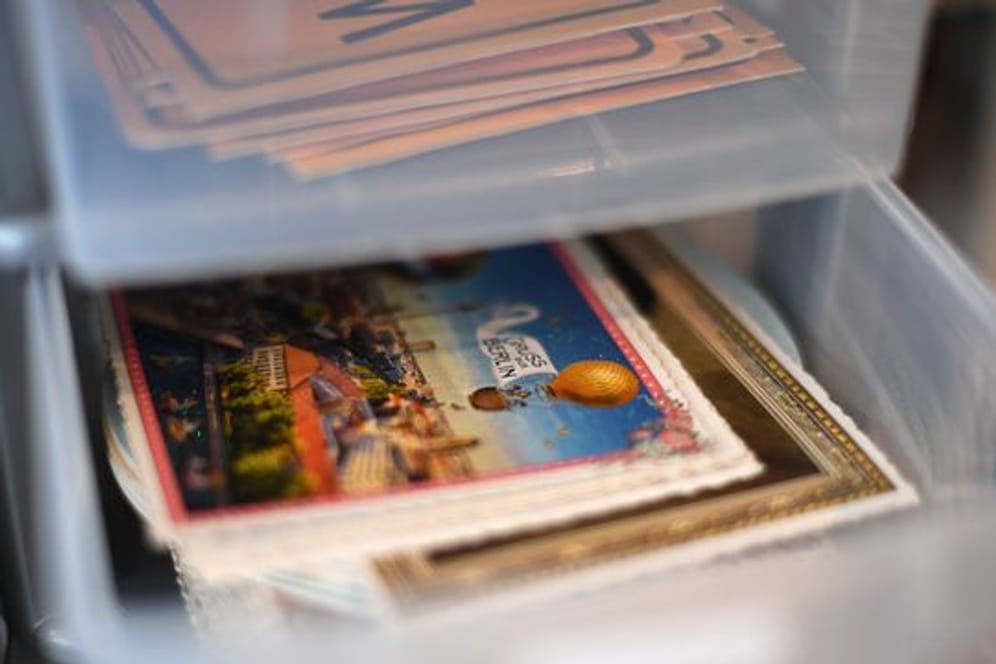 Erinnerungen auf Papier: Viele heben sich Postkarten und Briefe auf - manche bugsieren sie aber auch direkt in den Mülleimer.