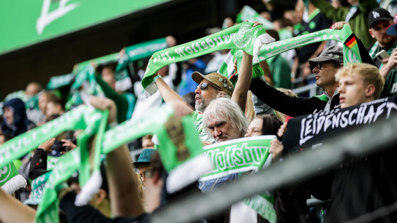 Wolfsburg-Fans auf der Tribüne gegen Leipzig.