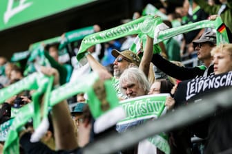 Wolfsburg-Fans auf der Tribüne gegen Leipzig.