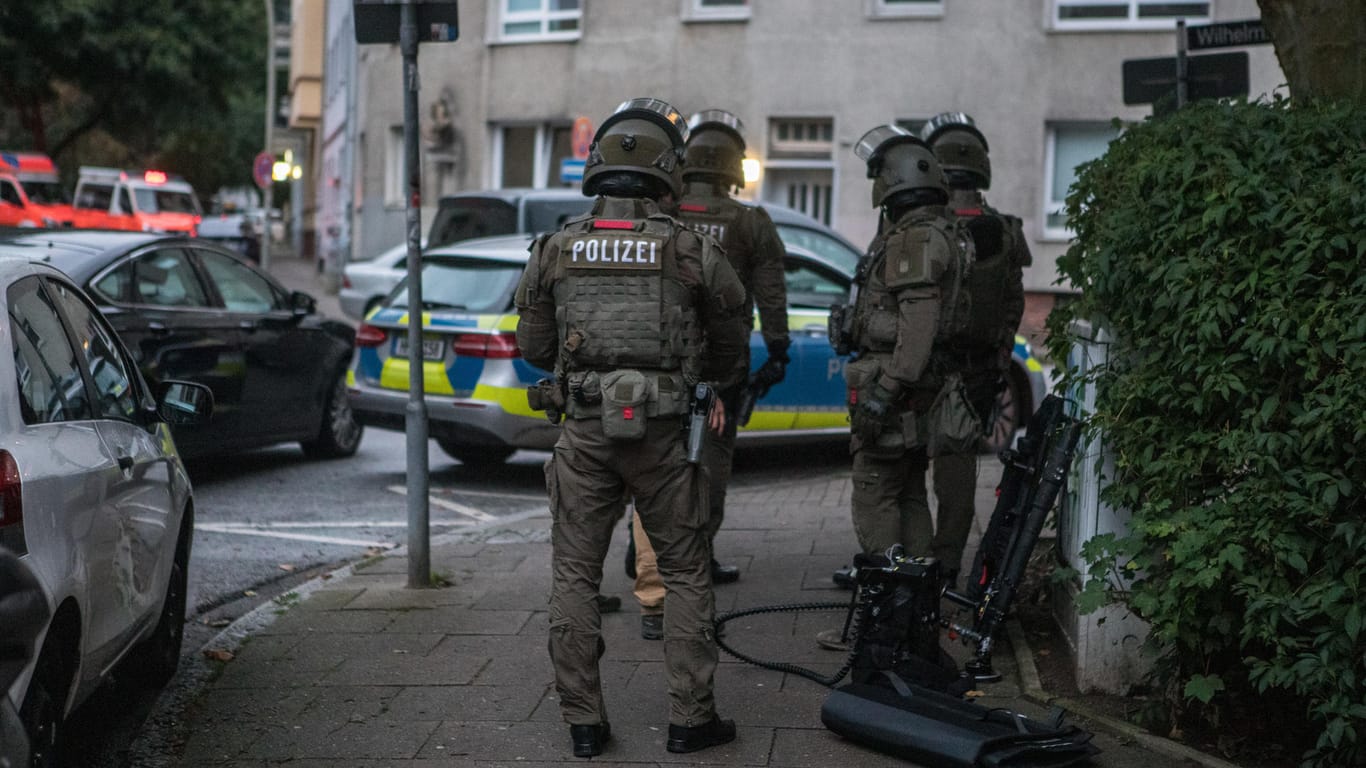 Großeinsatz der Polizei Hamburg: Mit Maschinenpistolen, Schutzschildern und Polizeihunden rückte das SEK an.