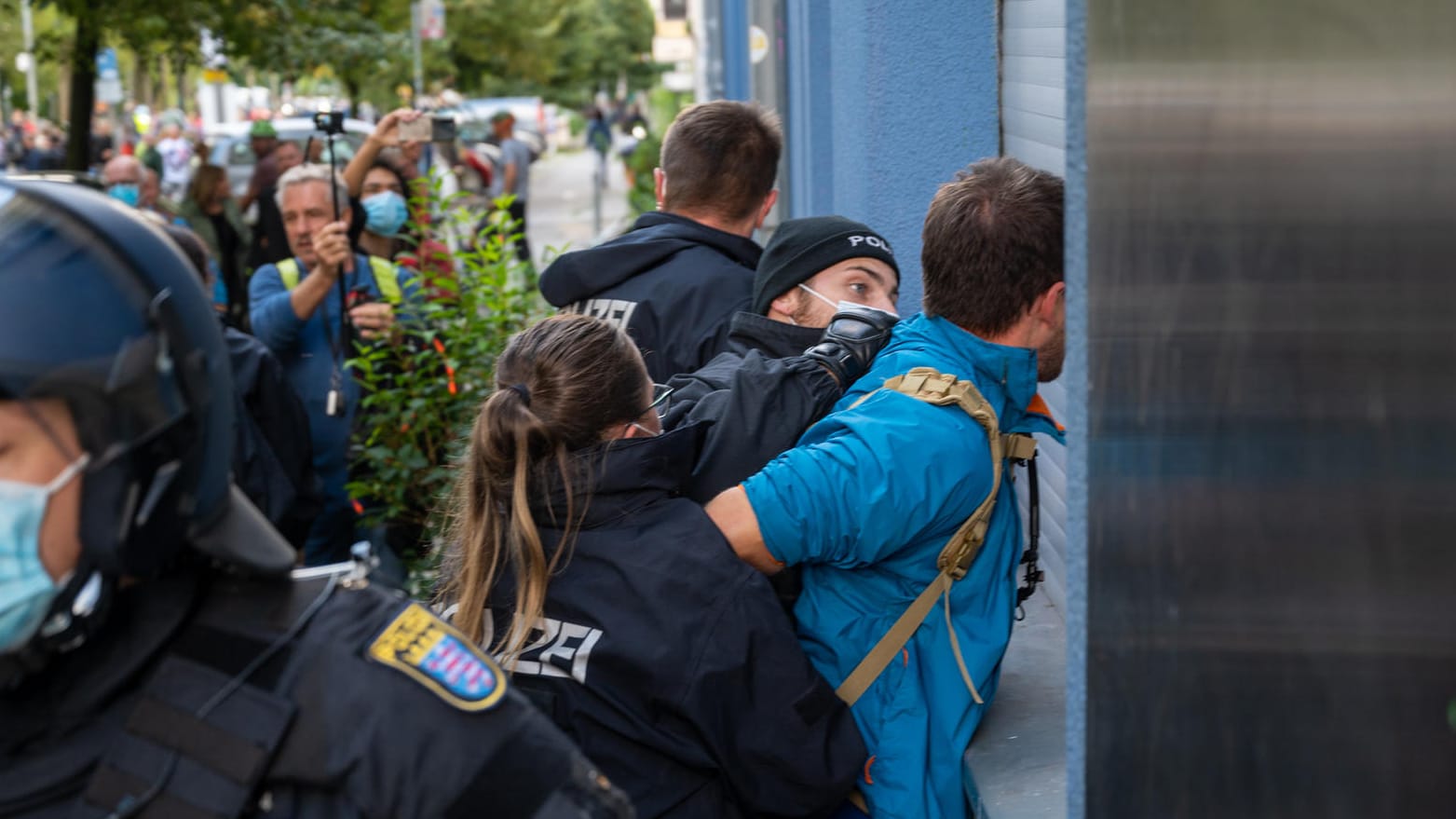 Beamte nehmen einen Querdenken-Demonstranten fest. Fünf Polizisten wurden bei dem Einsatz am Wochenende verletzt.