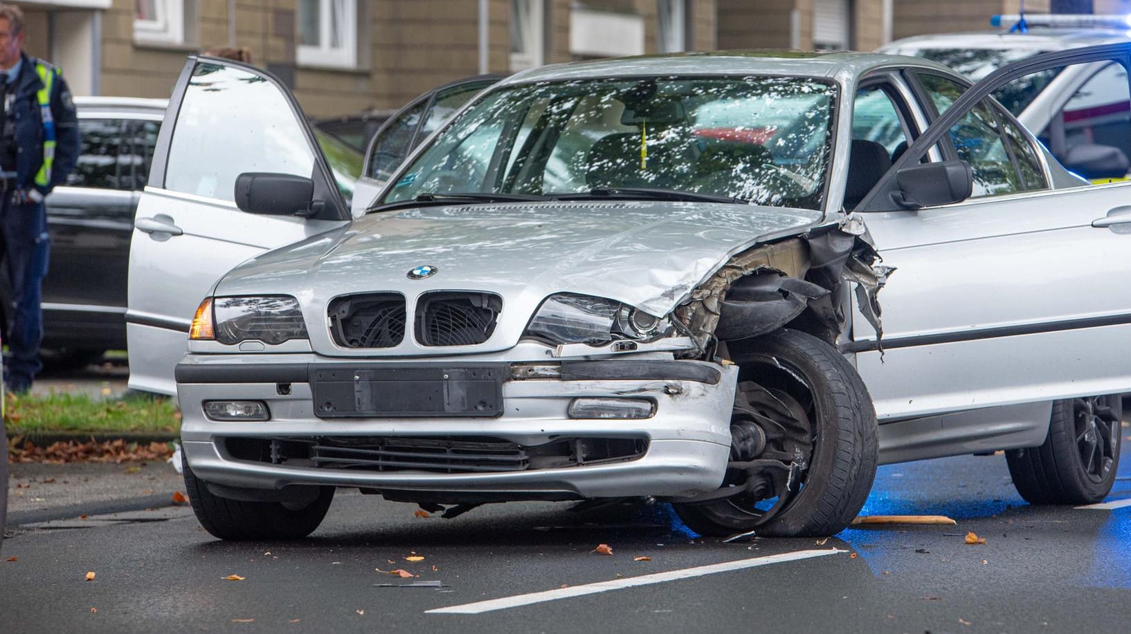 Ein beschädigter Wagen: Nach einem Unfall ist es in Köln zu einer Massenschlägerei gekommen.