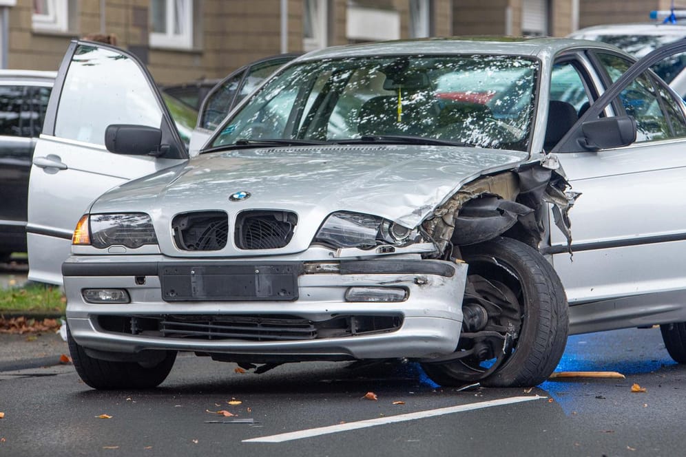 Ein beschädigter Wagen: Nach einem Unfall ist es in Köln zu einer Massenschlägerei gekommen.