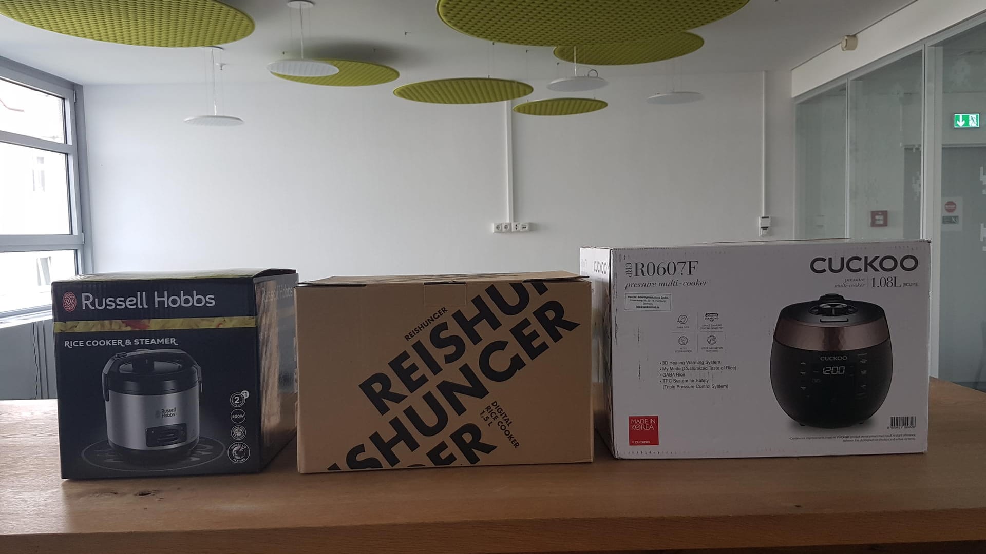 Die drei noch verpackten Testprodukte: Reiskocher von Russel Hobbs, Reishunger und Cuckoo (von links nach rechts).