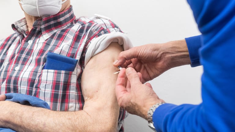 Corona: Hochbetagte haben nach der ersten Impfserie häufig eine geringere Immunität gegen das Coronavirus aufgebaut als Jüngere – darum raten Fachleute ihnen zur Auffrischung.