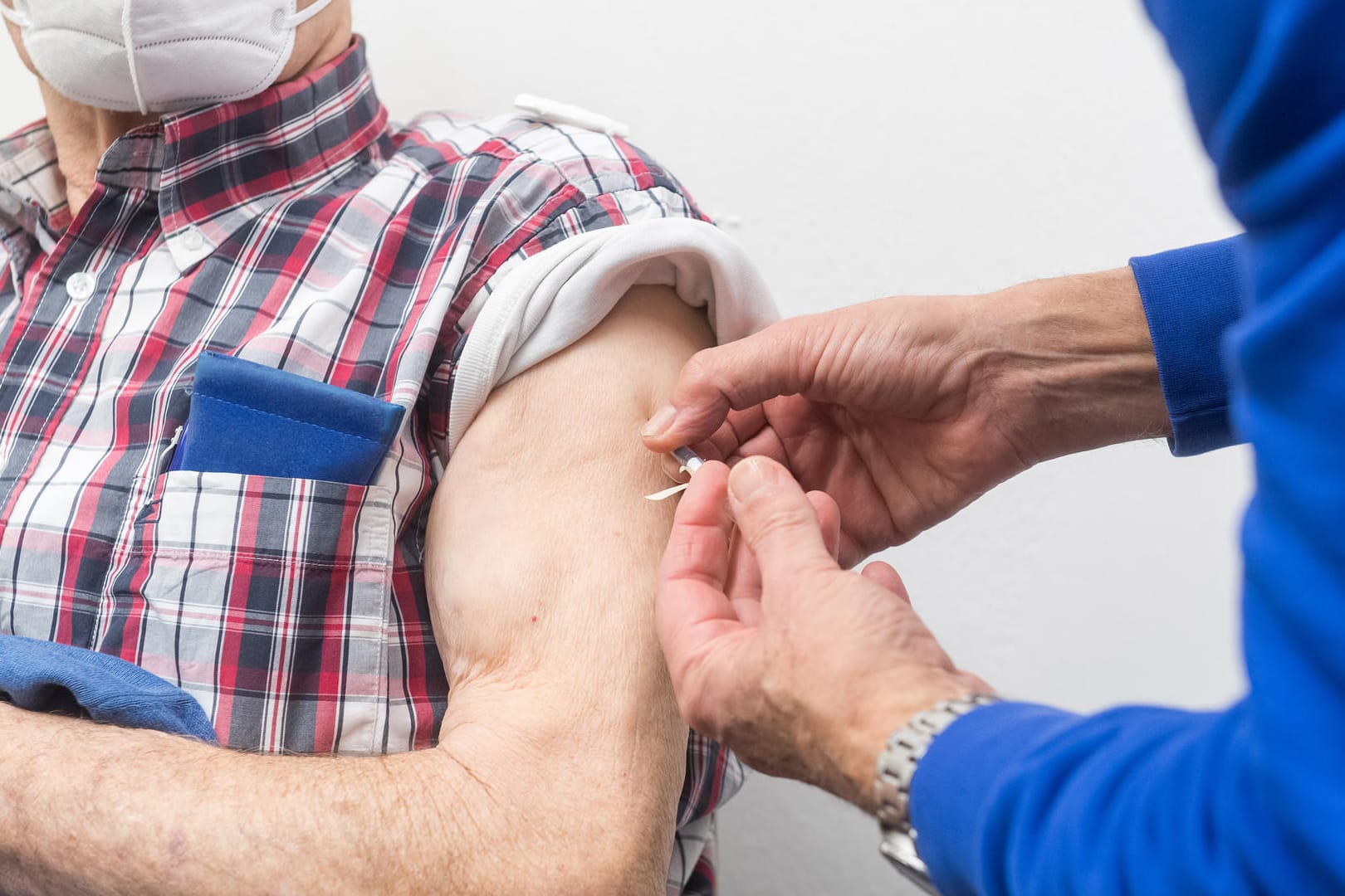 Corona: Hochbetagte haben nach der ersten Impfserie häufig eine geringere Immunität gegen das Coronavirus aufgebaut als Jüngere – darum raten Fachleute ihnen zur Auffrischung.