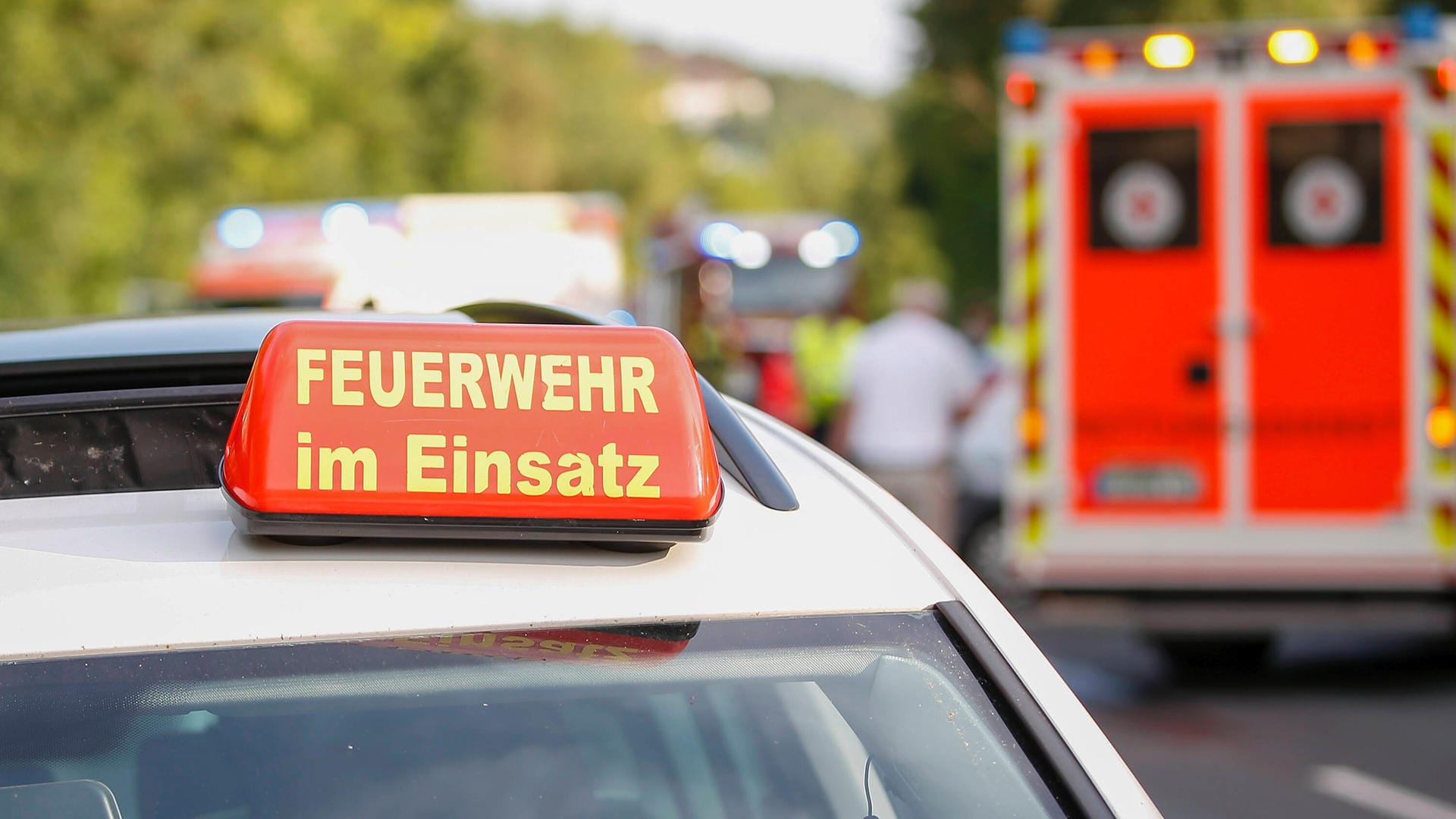 Großaufgebot an Rettungskräften: Am späten Sonntagabend ist es bei Karlsruhe zu einem schweren Verkehrsunfall gekommen.