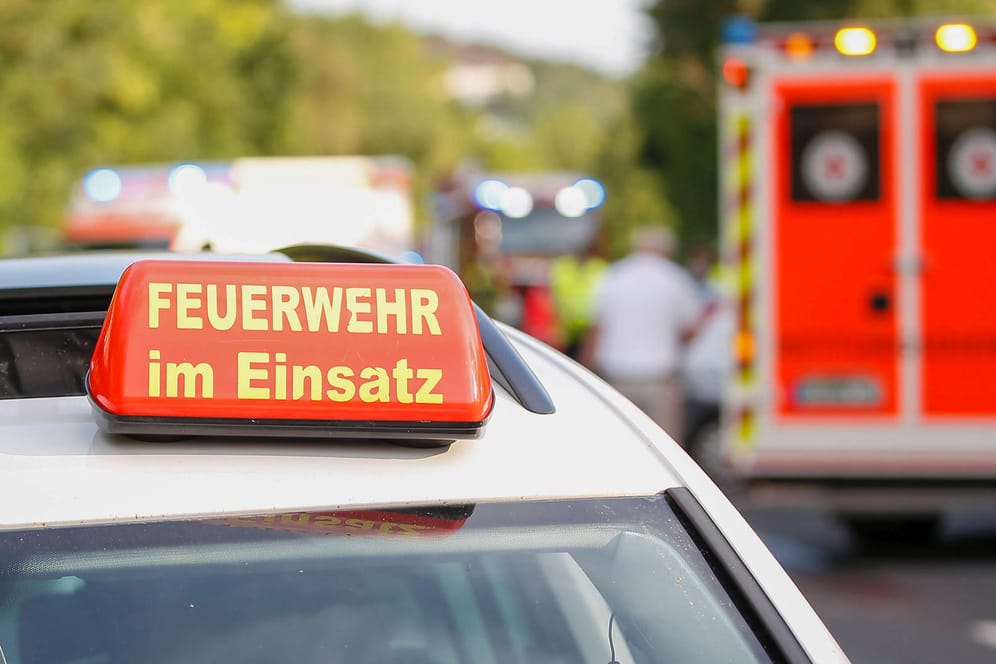 Großaufgebot an Rettungskräften: Am späten Sonntagabend ist es bei Karlsruhe zu einem schweren Verkehrsunfall gekommen.