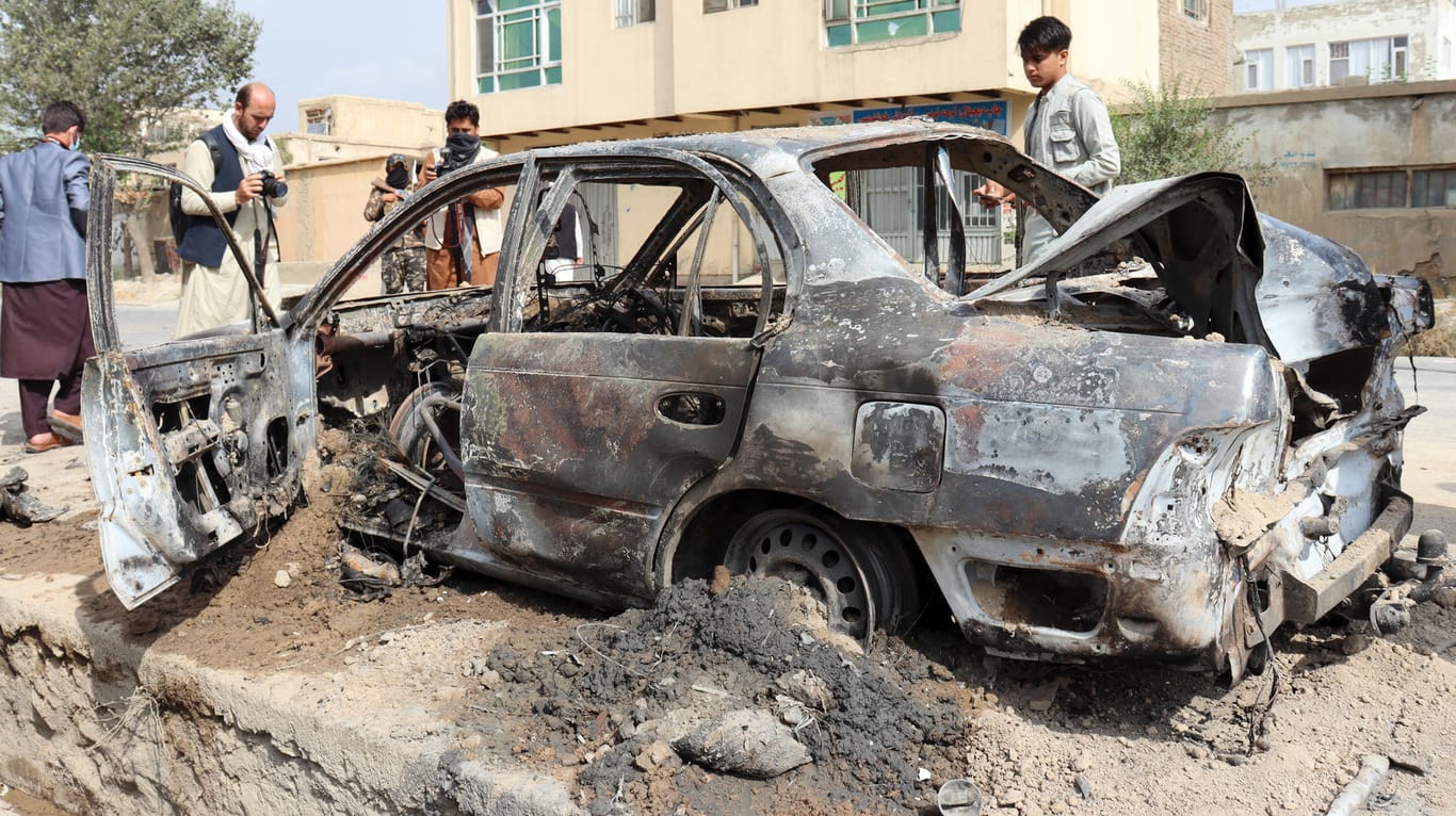 Verkohltes Fahrzeug in Chairchanah im Norden Kabuls: Aus diesem Auto sollen die Raketen in Richtung des Flughafens abgefeuert worden sein.