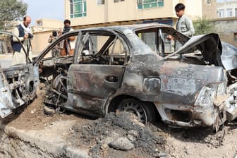 Verkohltes Fahrzeug in Chairchanah im Norden Kabuls: Aus diesem Auto sollen die Raketen in Richtung des Flughafens abgefeuert worden sein.