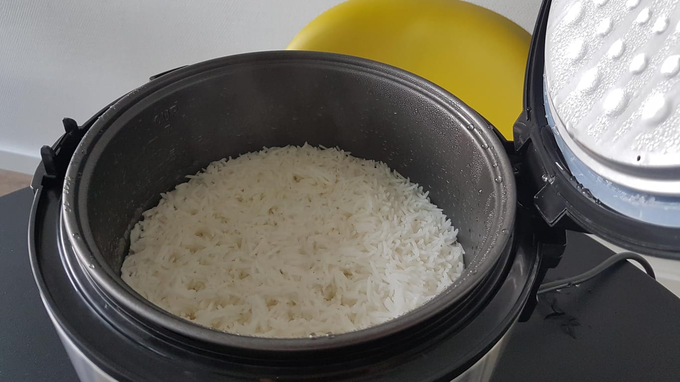 Der noch nicht aufgelockerte Reis im Reiskocher. Leider kann der Innentopf wegen fehlender Griffe nicht so leicht entfernt werden.