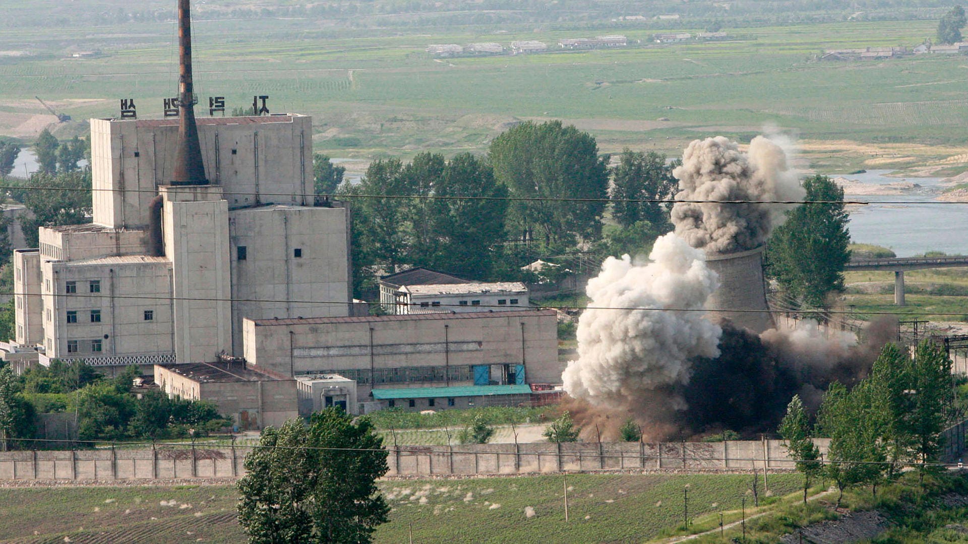 Eine der letzten Aufnahmen der Anlage Yongbyon aus dem Jahr 2008: Damals wurde der Kühlturm gesprengt.