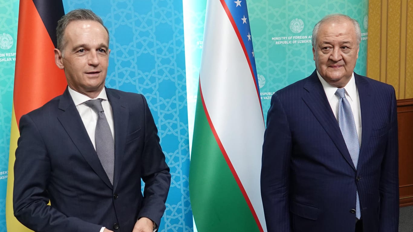 Außenminister Heiko Maas (l.) mit Abdulasis Komilow, Außenminister von Usbekistan: Die beiden diskutierten über die Folgen des Konflikts in Afghanistan.