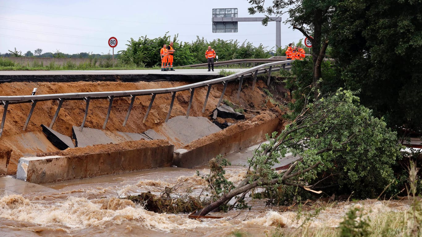 Der Fluss Erft bei Blessem (Archivfoto): Mitte Juli wurden hier Häuser massiv unterspült, jetzt ist der Pegel durch anhaltende Regenfälle erneut angestiegen.