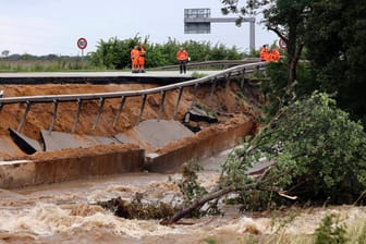 Der Fluss Erft bei Blessem (Archivfoto): Mitte Juli wurden hier Häuser massiv unterspült, jetzt ist der Pegel durch anhaltende Regenfälle erneut angestiegen.