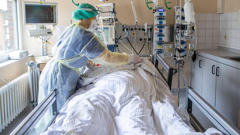 Corona-Intensivstation: Warum liegen aktuell mehr Covid-Patienten in den Krankenhäusern, als es noch 2020 der Fall war?