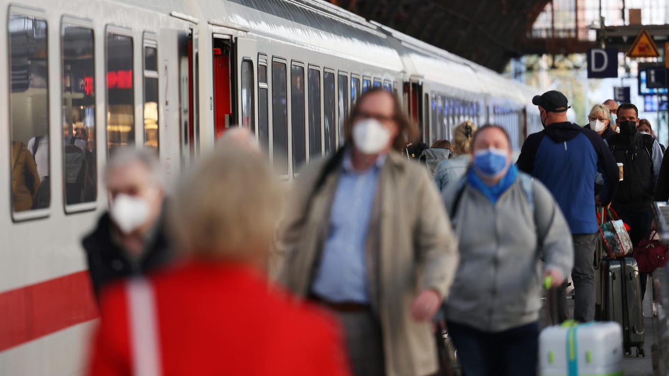 Reisende am Kölner Hauptbahnhof: Die Rufe nach einer 3G-Regel für Zugpassagiere werden lauter.