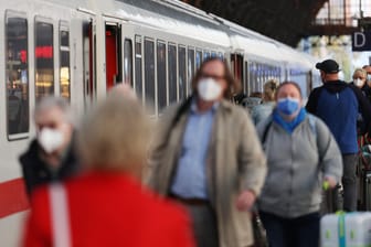 Reisende am Kölner Hauptbahnhof: Die Rufe nach einer 3G-Regel für Zugpassagiere werden lauter.
