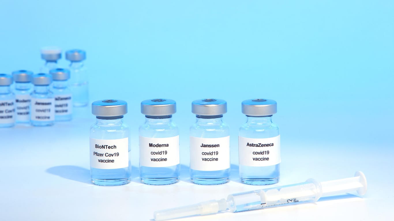 Die vier zugelassenen Vakzine: Bislang mit Vektorimpfstoffen geimpfte Menschen sollen mit mRNA-Präparaten nachgeimpft werden.