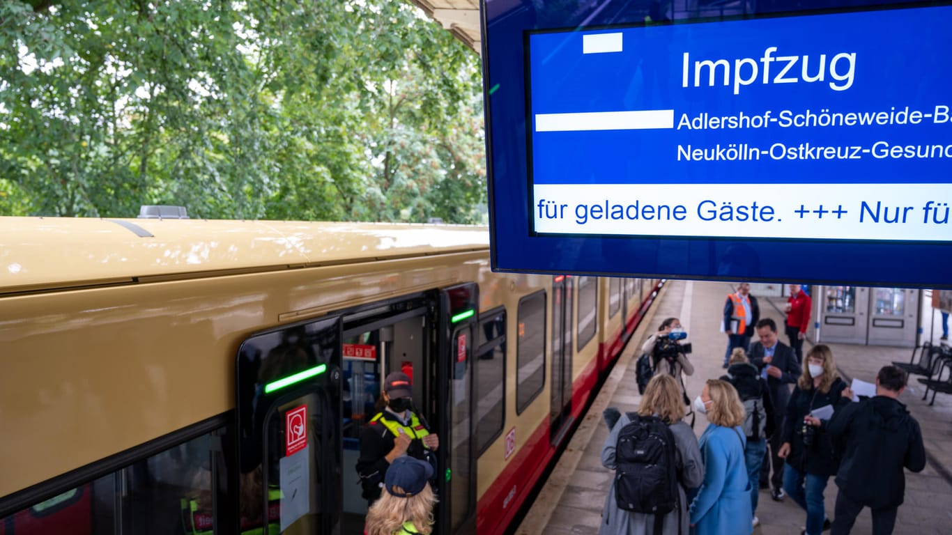 Ein Sonderzug der S-Bahn, in dem Impfungen angeboten werden, steht am S-Bahnhof Grünau: In der Hauptstadt gibt es immer wieder kreative Impfangebote.