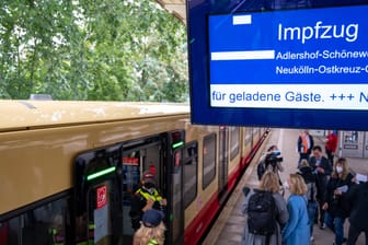 Ein Sonderzug der S-Bahn, in dem Impfungen angeboten werden, steht am S-Bahnhof Grünau: In der Hauptstadt gibt es immer wieder kreative Impfangebote.