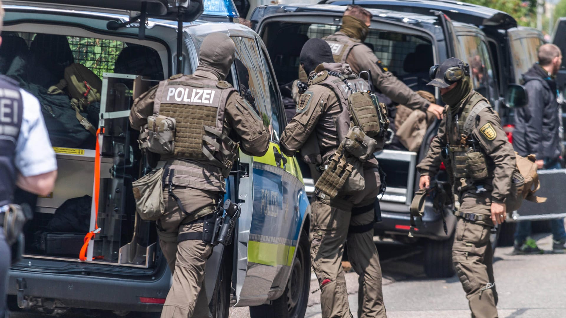 SEK-Beamte im Einsatz (Symbolbild): Der 42-Jährige soll sich heftig gegen seine Festnahme gewehrt haben. SEK-Beamte im Einsatz (Symbolbild): Der 42-Jährige soll sich heftig gegen seine Festnahme gewehrt haben.
