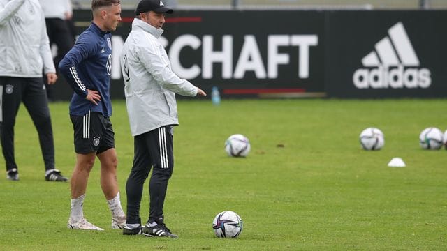 Neuling David Raum (l) beim ersten Training unter dem neuen Bundestrainer Hans Flick.