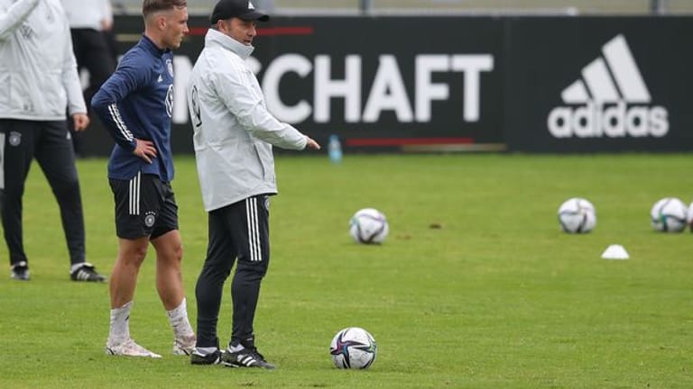 Neuling David Raum (l) beim ersten Training unter dem neuen Bundestrainer Hans Flick.