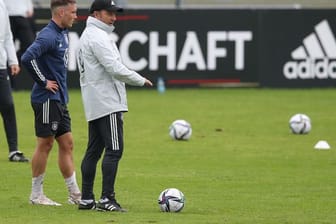 Neuling David Raum (l) beim ersten Training unter dem neuen Bundestrainer Hans Flick.