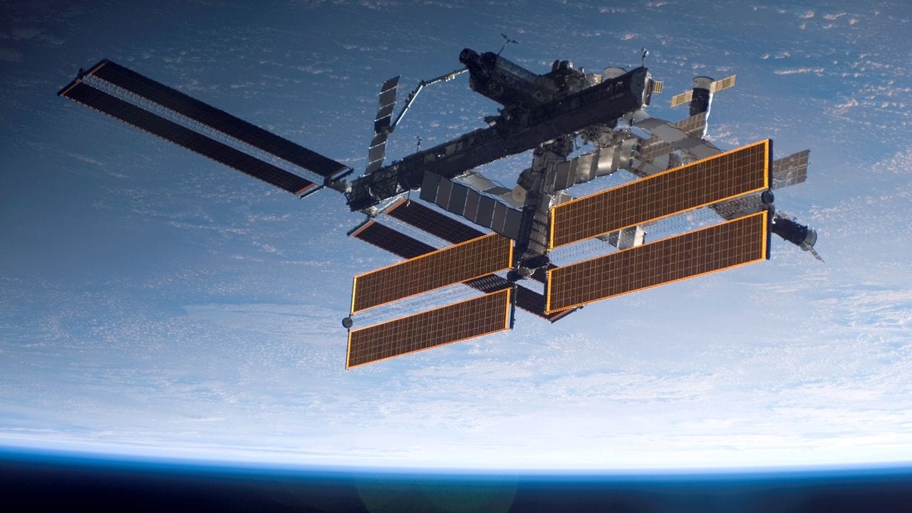 Dieses Bild der ISS mit der Erde im Hintergrund wurde kurz nach dem Abdocken der Raumfähre Atlantis vom Außenposten in der Umlaufbahn aufgenommen.