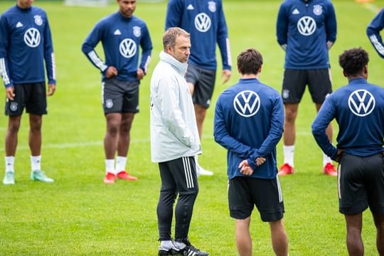 Der neue Bundestrainer Hansi Flick (M.