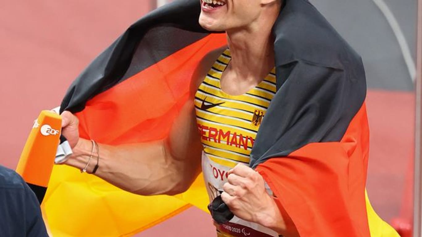 Goldmedaillengewinner Felix Streng jubelt nach dem Rennen mit der deutschen Fahne.