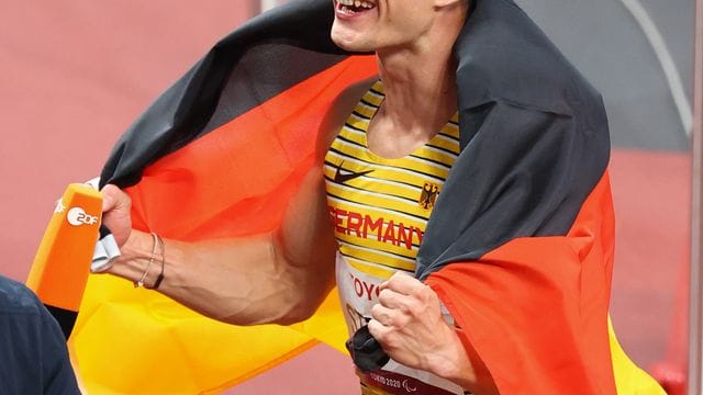 Goldmedaillengewinner Felix Streng jubelt nach dem Rennen mit der deutschen Fahne.